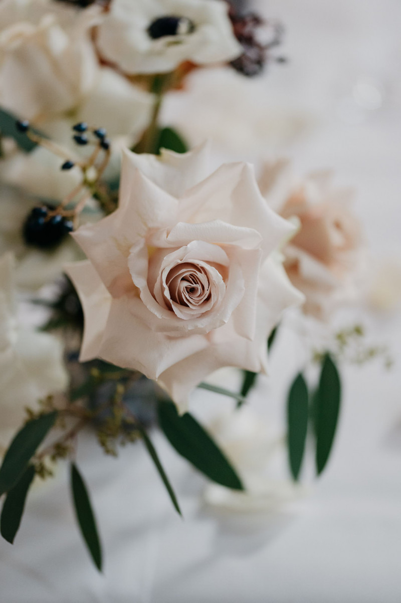 Eine modern-glamouröse Hochzeit im Schloss Hohenkammer in der Trendfarbe Puder