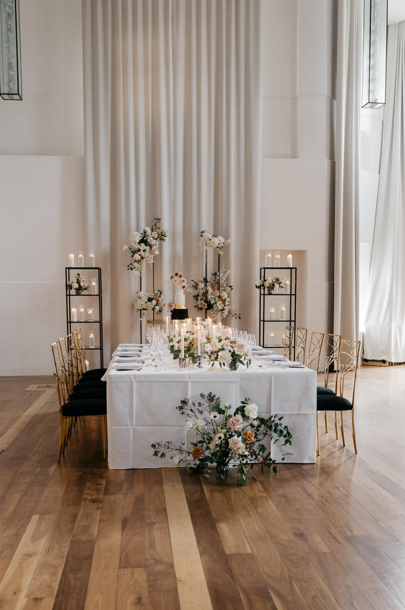 Eine modern-glamouröse Hochzeit im Schloss Hohenkammer in der Trendfarbe Puder