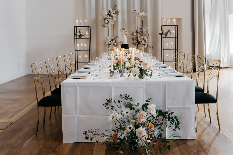 Eine modern-glamouröse Hochzeit im Schloss Hohenkammer in der Trendfarbe Puder