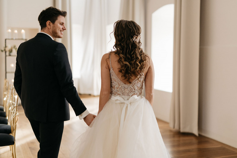 Eine modern-glamouröse Hochzeit im Schloss Hohenkammer in der Trendfarbe Puder
