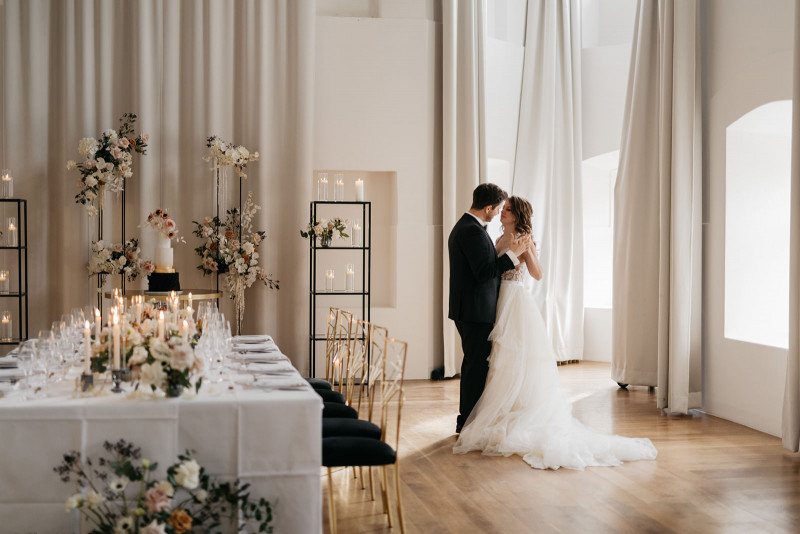 Eine modern-glamouröse Hochzeit im Schloss Hohenkammer in der Trendfarbe Puder