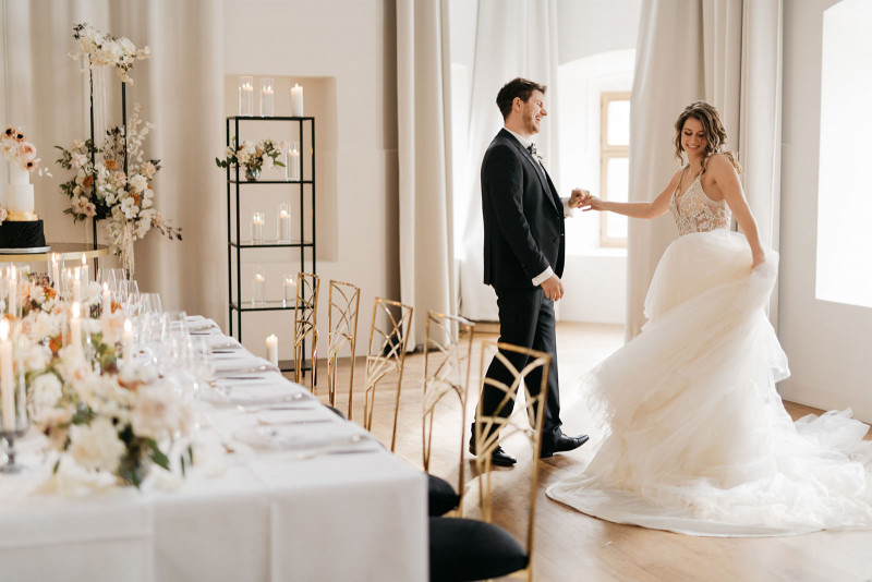 Eine modern-glamouröse Hochzeit im Schloss Hohenkammer in der Trendfarbe Puder