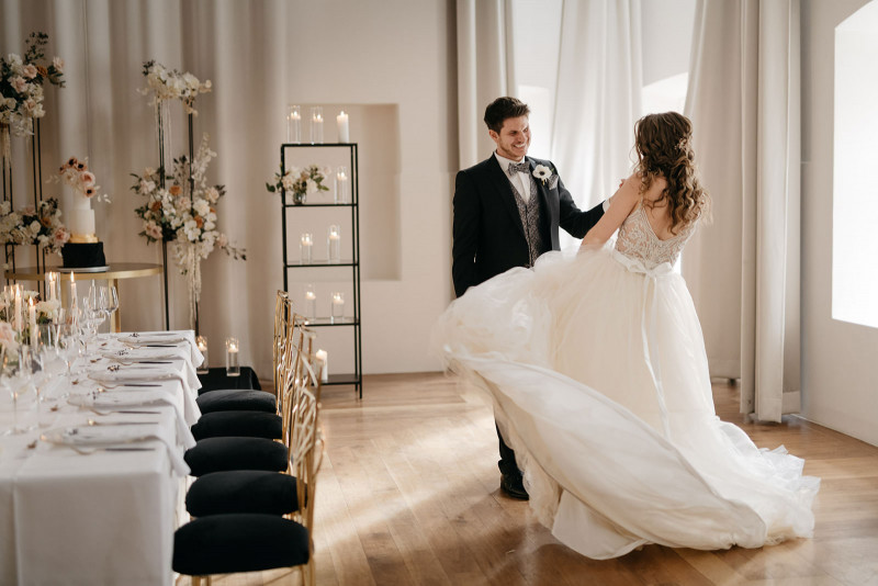 Eine modern-glamouröse Hochzeit im Schloss Hohenkammer in der Trendfarbe Puder