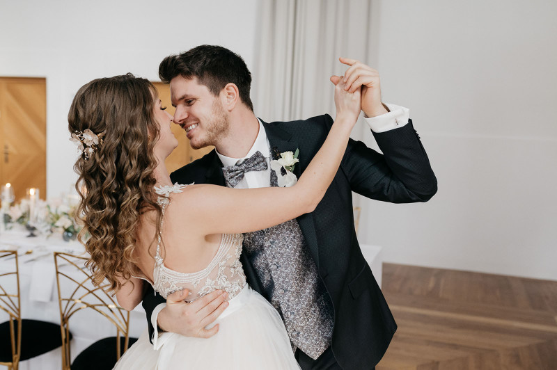 Eine modern-glamouröse Hochzeit im Schloss Hohenkammer in der Trendfarbe Puder