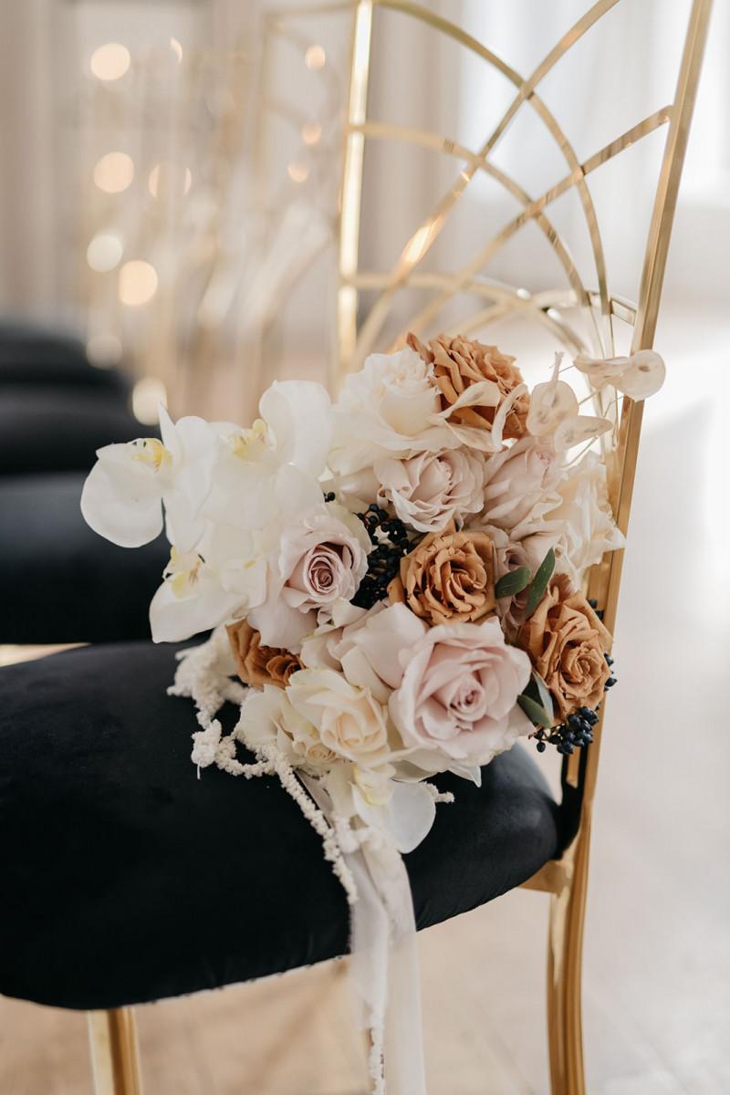 Eine modern-glamouröse Hochzeit im Schloss Hohenkammer in der Trendfarbe Puder