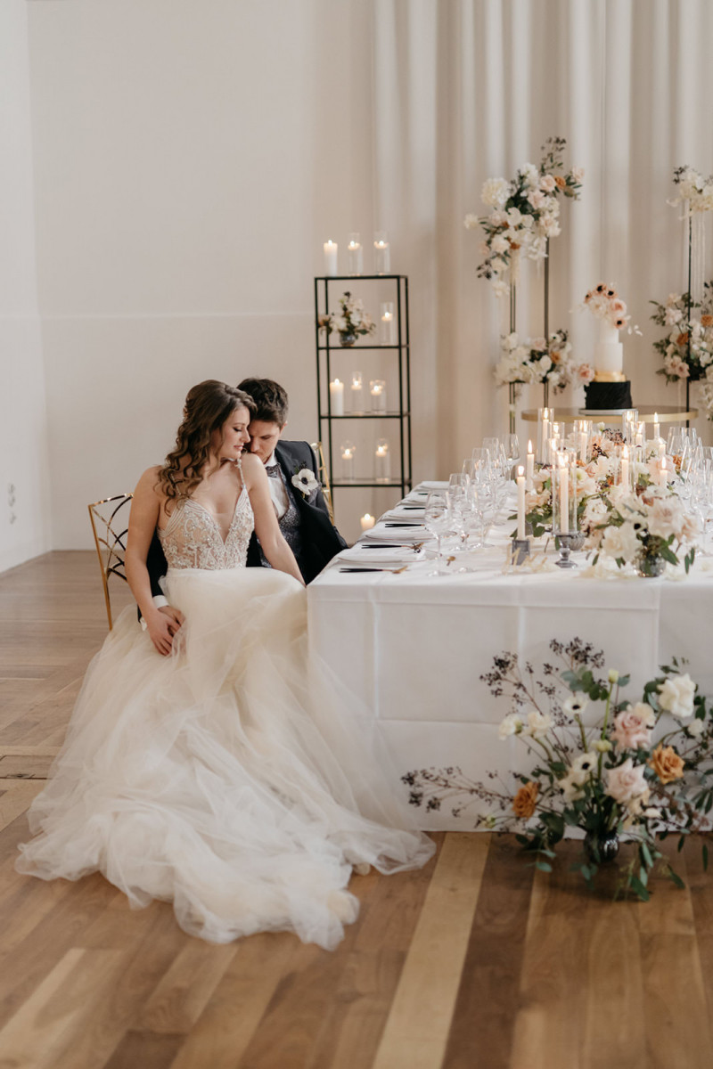 Eine modern-glamouröse Hochzeit im Schloss Hohenkammer in der Trendfarbe Puder