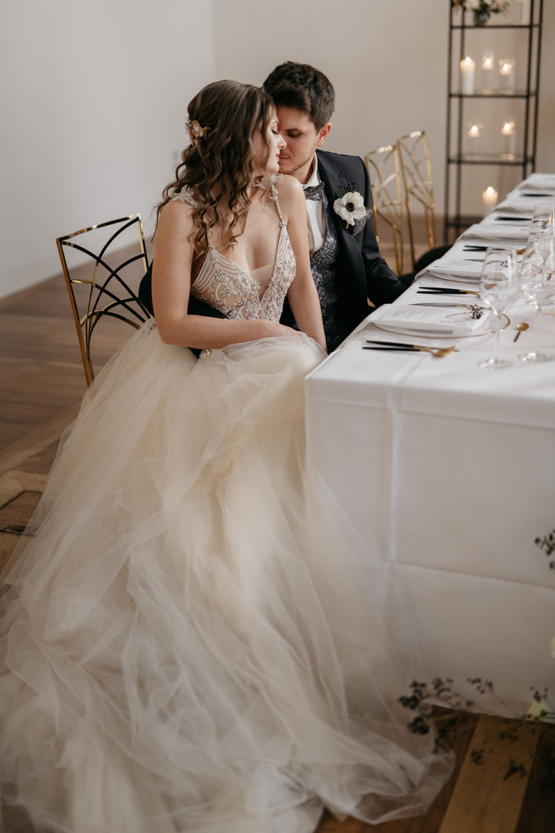 Eine modern-glamouröse Hochzeit im Schloss Hohenkammer in der Trendfarbe Puder