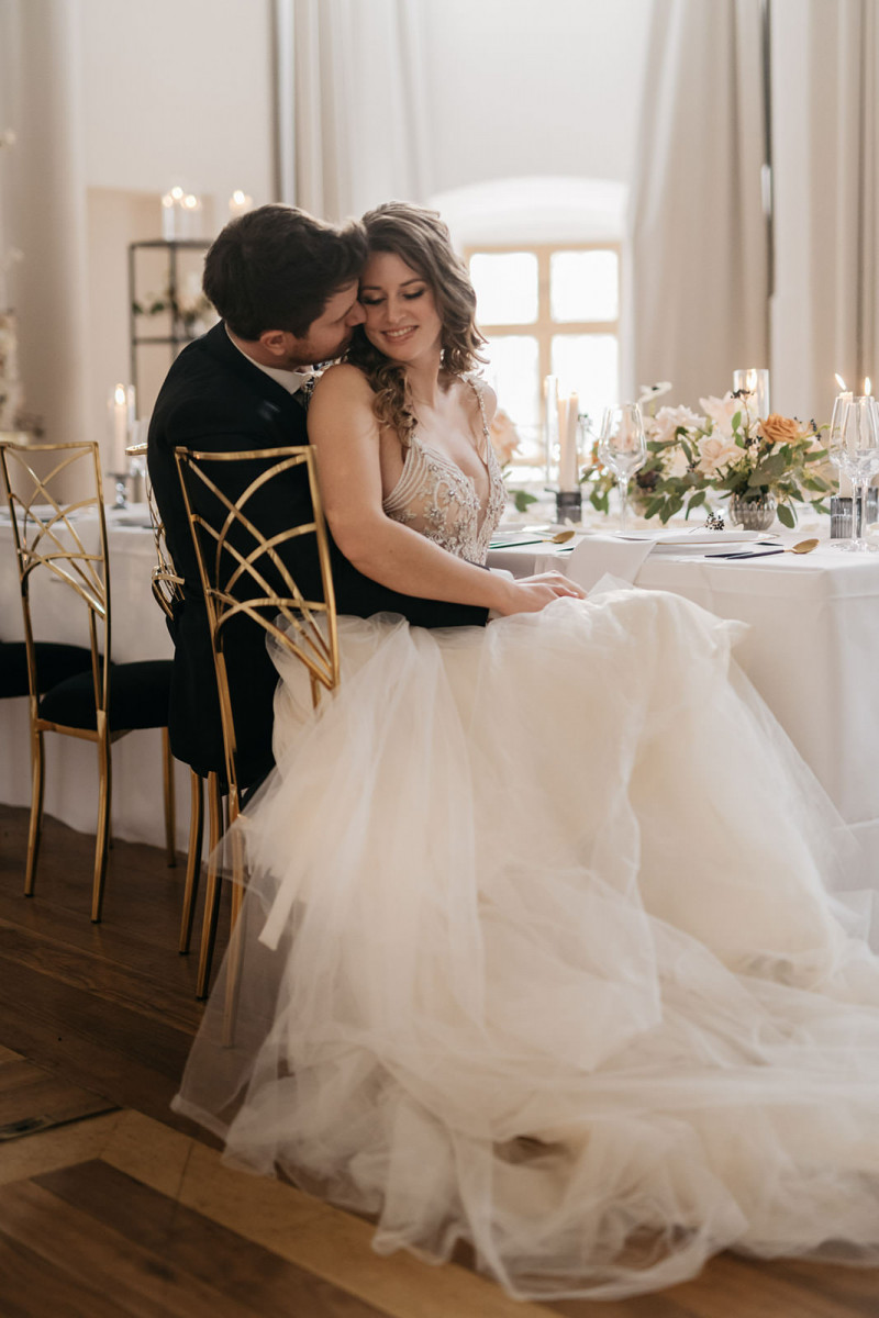 Eine modern-glamouröse Hochzeit im Schloss Hohenkammer in der Trendfarbe Puder