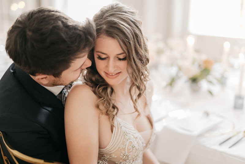 Eine modern-glamouröse Hochzeit im Schloss Hohenkammer in der Trendfarbe Puder