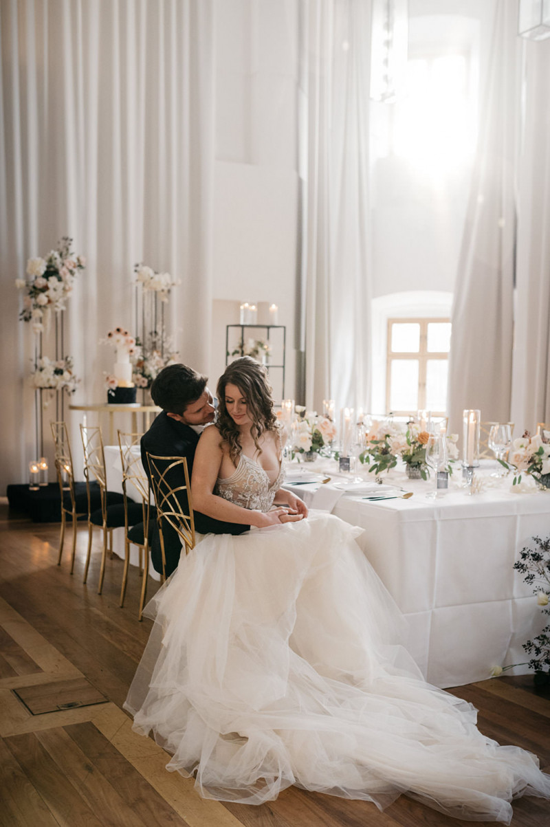 Eine modern-glamouröse Hochzeit im Schloss Hohenkammer in der Trendfarbe Puder