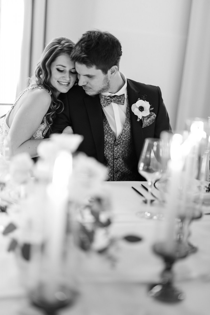 Eine modern-glamouröse Hochzeit im Schloss Hohenkammer in der Trendfarbe Puder