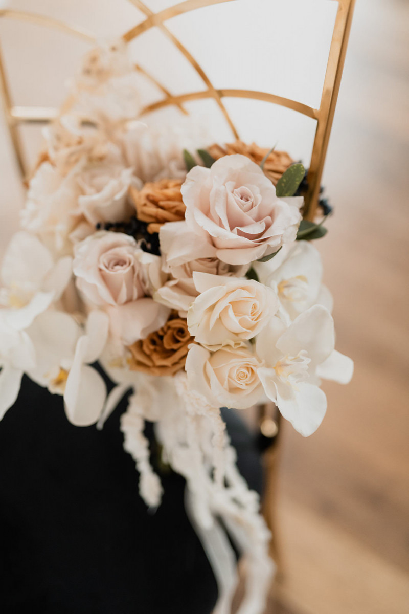 Eine modern-glamouröse Hochzeit im Schloss Hohenkammer in der Trendfarbe Puder