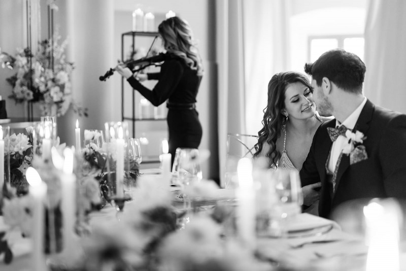 Eine modern-glamouröse Hochzeit im Schloss Hohenkammer in der Trendfarbe Puder