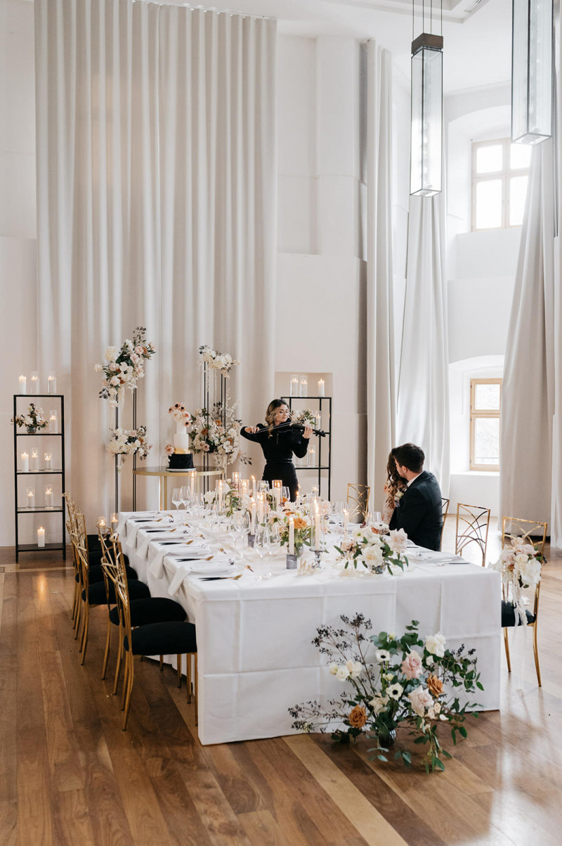 Eine modern-glamouröse Hochzeit im Schloss Hohenkammer in der Trendfarbe Puder