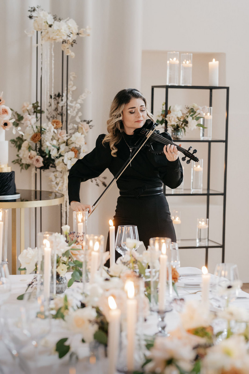 Eine modern-glamouröse Hochzeit im Schloss Hohenkammer in der Trendfarbe Puder