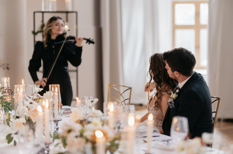 Eine modern-glamouröse Hochzeit im Schloss Hohenkammer in der Trendfarbe Puder