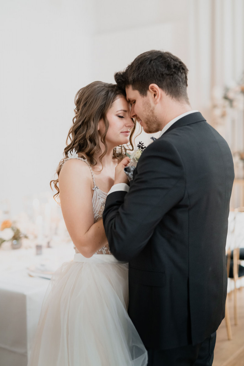 Eine modern-glamouröse Hochzeit im Schloss Hohenkammer in der Trendfarbe Puder