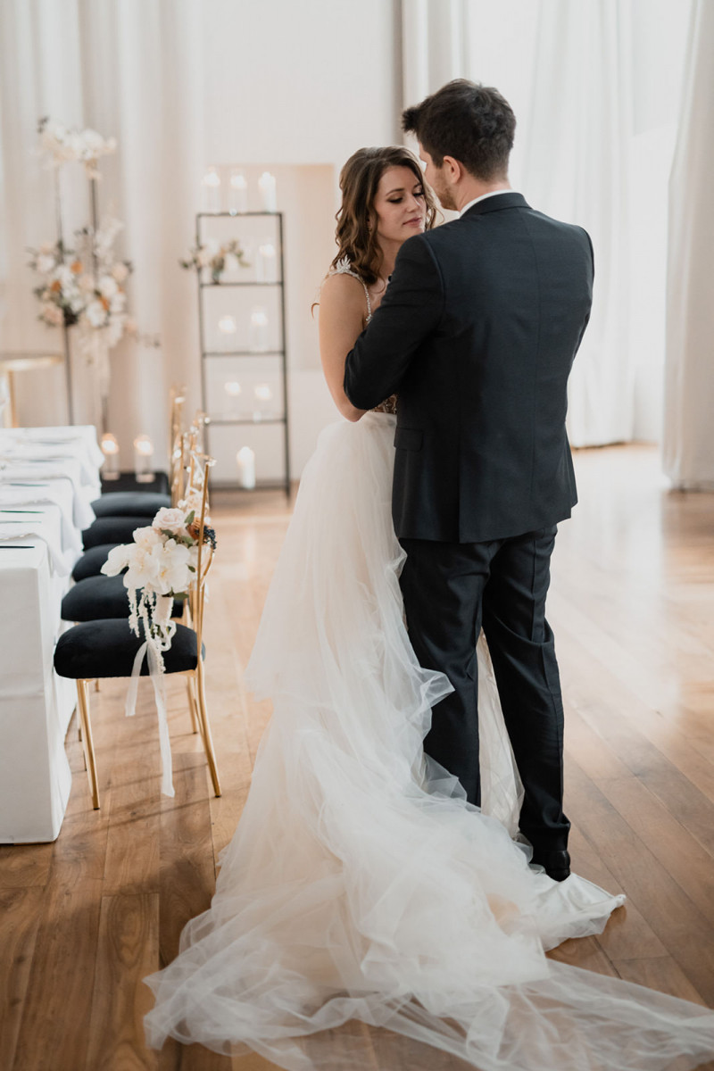 Eine modern-glamouröse Hochzeit im Schloss Hohenkammer in der Trendfarbe Puder