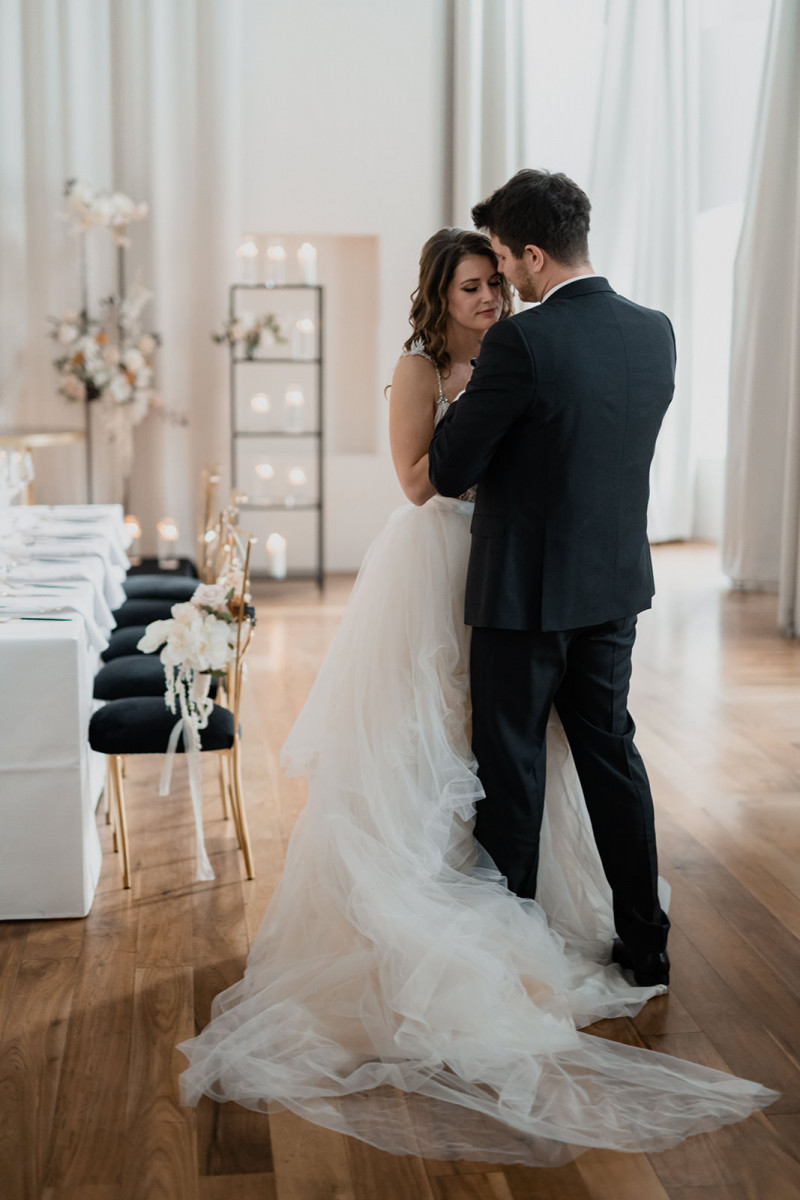 Eine modern-glamouröse Hochzeit im Schloss Hohenkammer in der Trendfarbe Puder