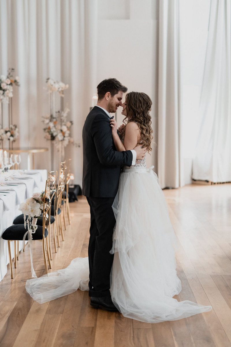 Eine modern-glamouröse Hochzeit im Schloss Hohenkammer in der Trendfarbe Puder