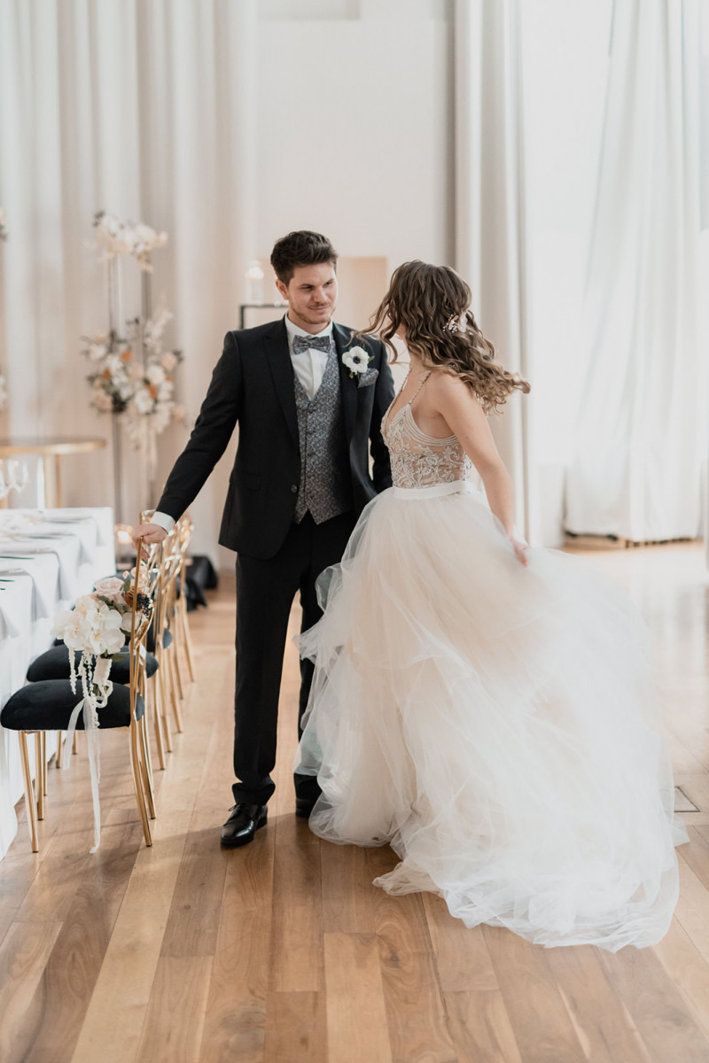 Eine modern-glamouröse Hochzeit im Schloss Hohenkammer in der Trendfarbe Puder