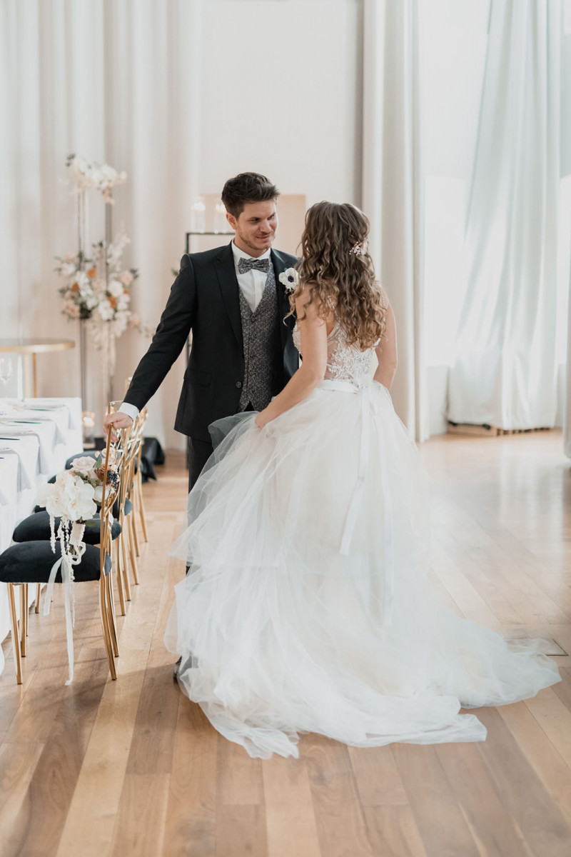 Eine modern-glamouröse Hochzeit im Schloss Hohenkammer in der Trendfarbe Puder