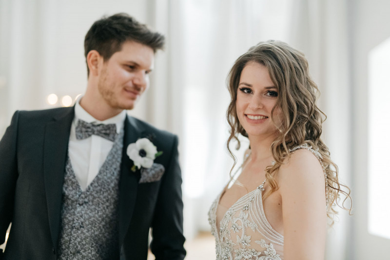 Eine modern-glamouröse Hochzeit im Schloss Hohenkammer in der Trendfarbe Puder