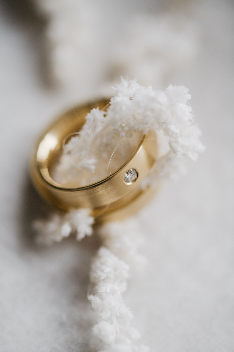 Eine modern-glamouröse Hochzeit im Schloss Hohenkammer in der Trendfarbe Puder