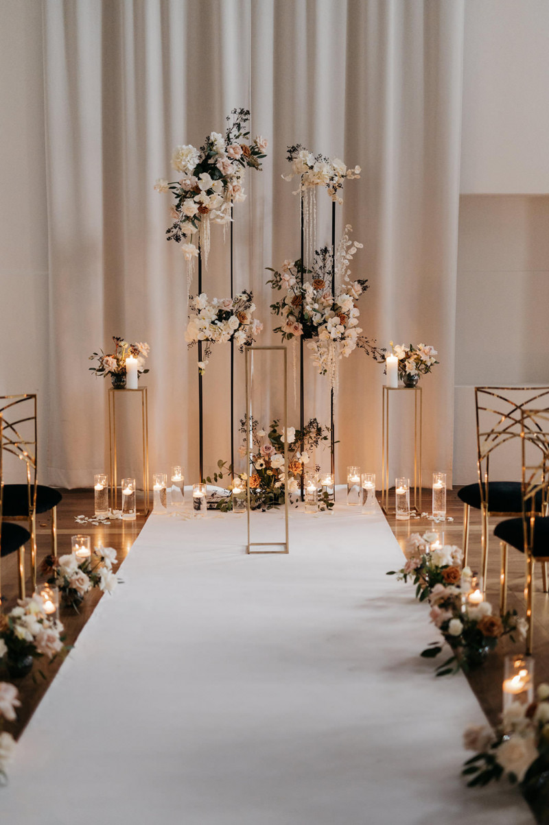 Eine modern-glamouröse Hochzeit im Schloss Hohenkammer in der Trendfarbe Puder