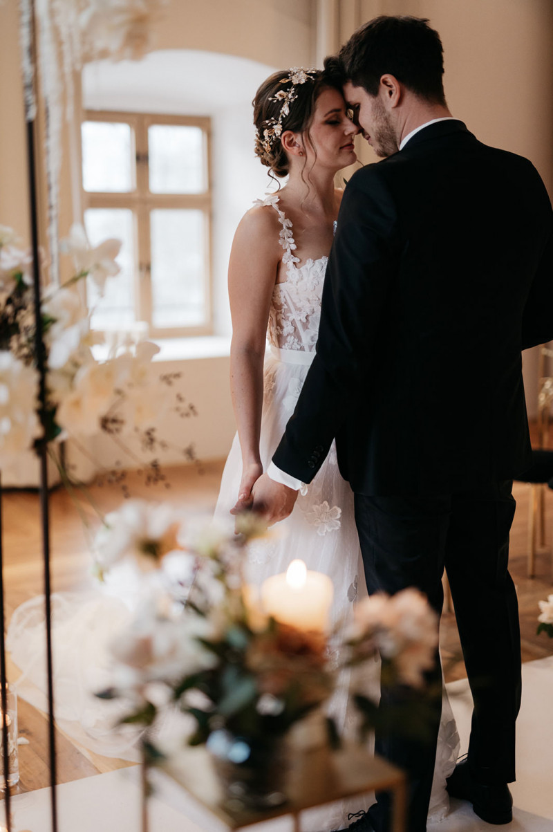 Eine modern-glamouröse Hochzeit im Schloss Hohenkammer in der Trendfarbe Puder