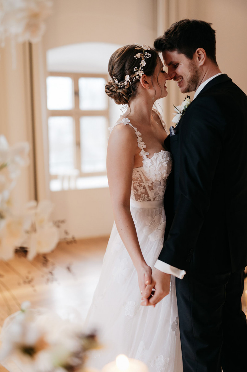 Eine modern-glamouröse Hochzeit im Schloss Hohenkammer in der Trendfarbe Puder