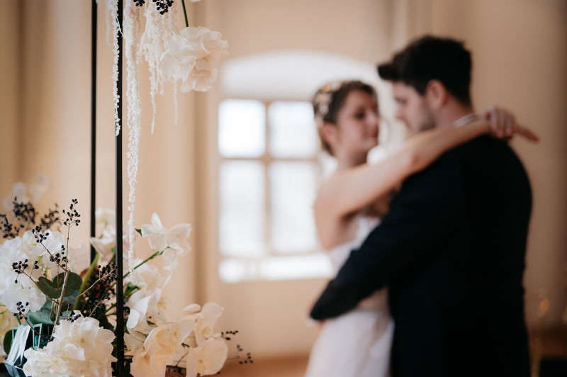 Eine modern-glamouröse Hochzeit im Schloss Hohenkammer in der Trendfarbe Puder