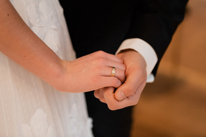 Eine modern-glamouröse Hochzeit im Schloss Hohenkammer in der Trendfarbe Puder