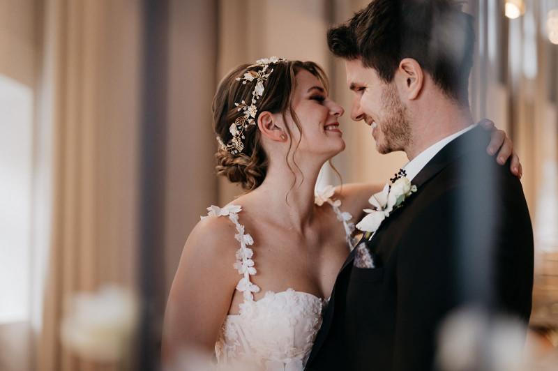 Eine modern-glamouröse Hochzeit im Schloss Hohenkammer in der Trendfarbe Puder