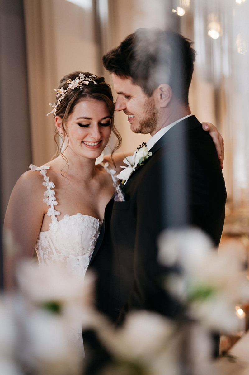 Eine modern-glamouröse Hochzeit im Schloss Hohenkammer in der Trendfarbe Puder