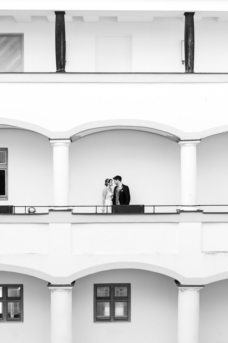 Eine modern-glamouröse Hochzeit im Schloss Hohenkammer in der Trendfarbe Puder