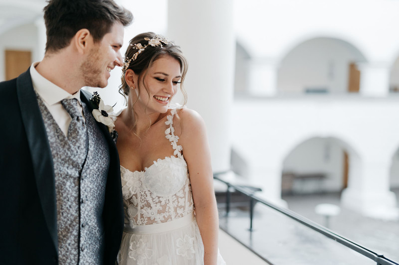 Eine modern-glamouröse Hochzeit im Schloss Hohenkammer in der Trendfarbe Puder