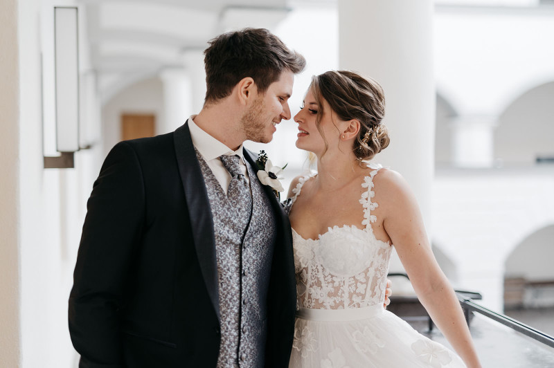 Eine modern-glamouröse Hochzeit im Schloss Hohenkammer in der Trendfarbe Puder
