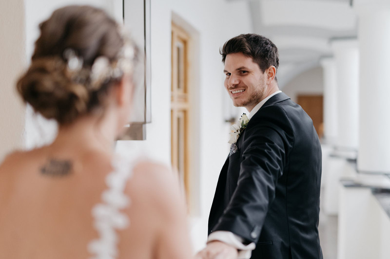 Eine modern-glamouröse Hochzeit im Schloss Hohenkammer in der Trendfarbe Puder