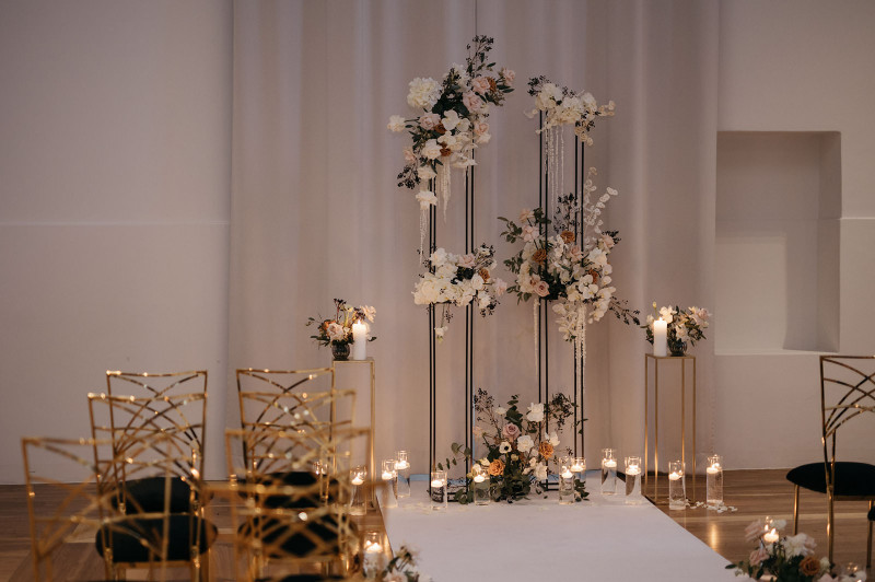 Eine modern-glamouröse Hochzeit im Schloss Hohenkammer in der Trendfarbe Puder