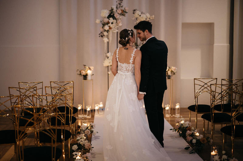 Eine modern-glamouröse Hochzeit im Schloss Hohenkammer in der Trendfarbe Puder