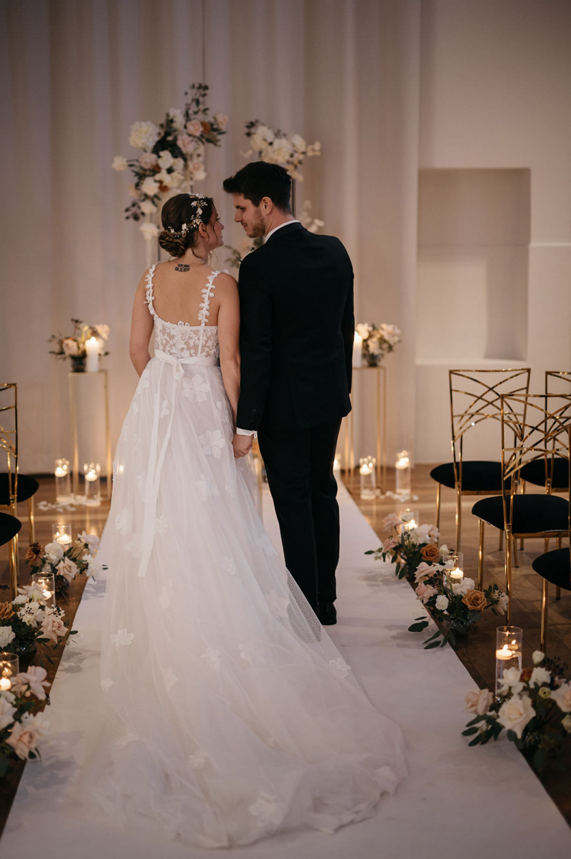 Eine modern-glamouröse Hochzeit im Schloss Hohenkammer in der Trendfarbe Puder