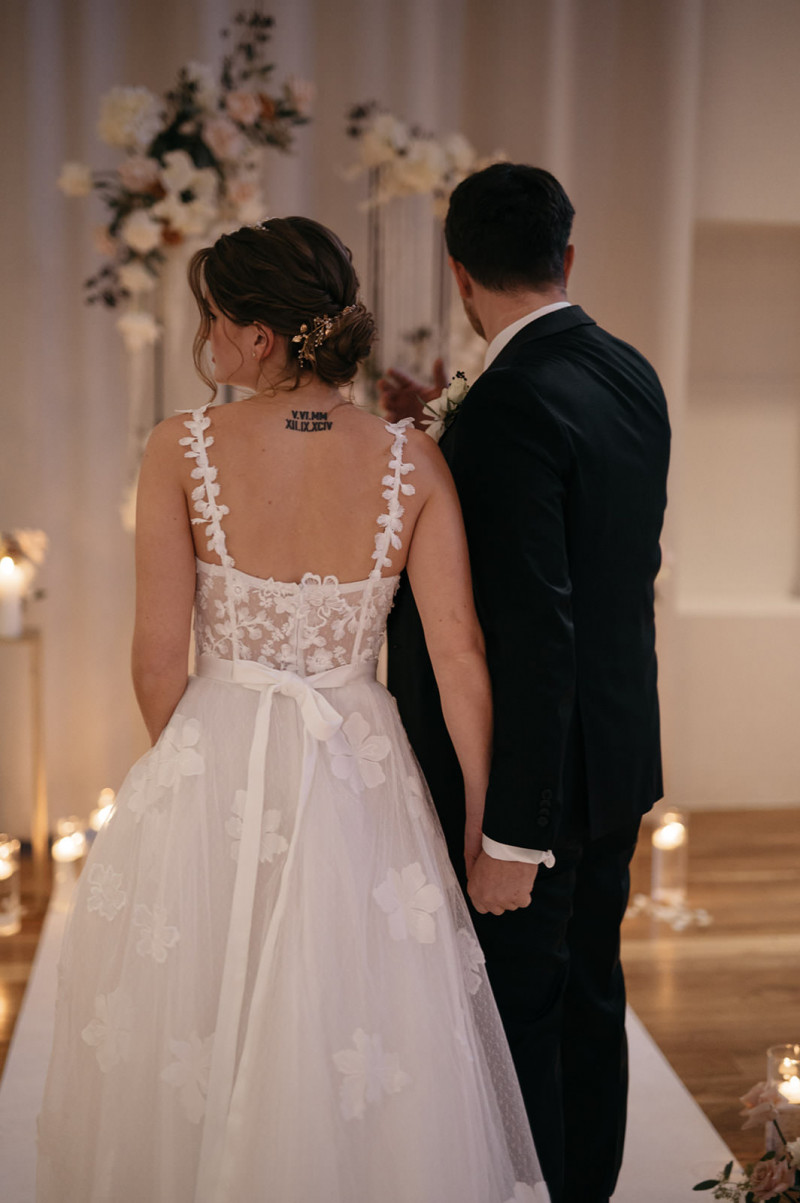 Eine modern-glamouröse Hochzeit im Schloss Hohenkammer in der Trendfarbe Puder