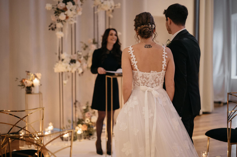 Eine modern-glamouröse Hochzeit im Schloss Hohenkammer in der Trendfarbe Puder