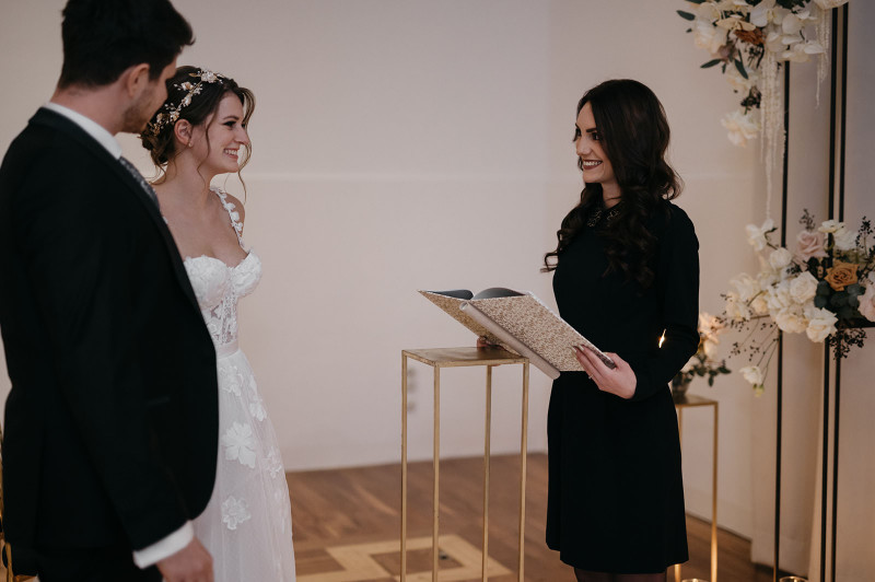 Eine modern-glamouröse Hochzeit im Schloss Hohenkammer in der Trendfarbe Puder