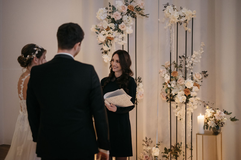 Eine modern-glamouröse Hochzeit im Schloss Hohenkammer in der Trendfarbe Puder