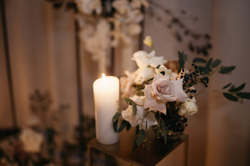 Eine modern-glamouröse Hochzeit im Schloss Hohenkammer in der Trendfarbe Puder