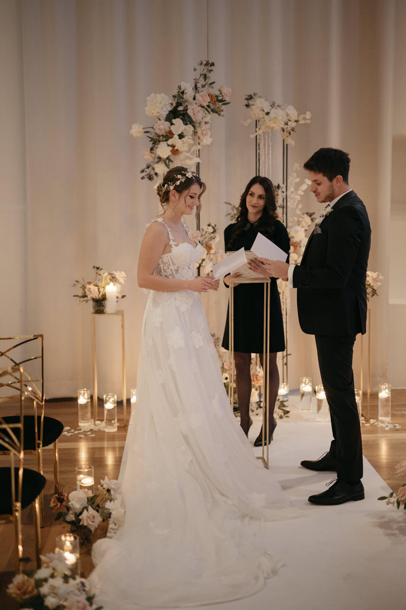 Eine modern-glamouröse Hochzeit im Schloss Hohenkammer in der Trendfarbe Puder