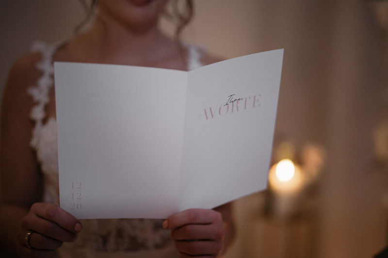 Eine modern-glamouröse Hochzeit im Schloss Hohenkammer in der Trendfarbe Puder