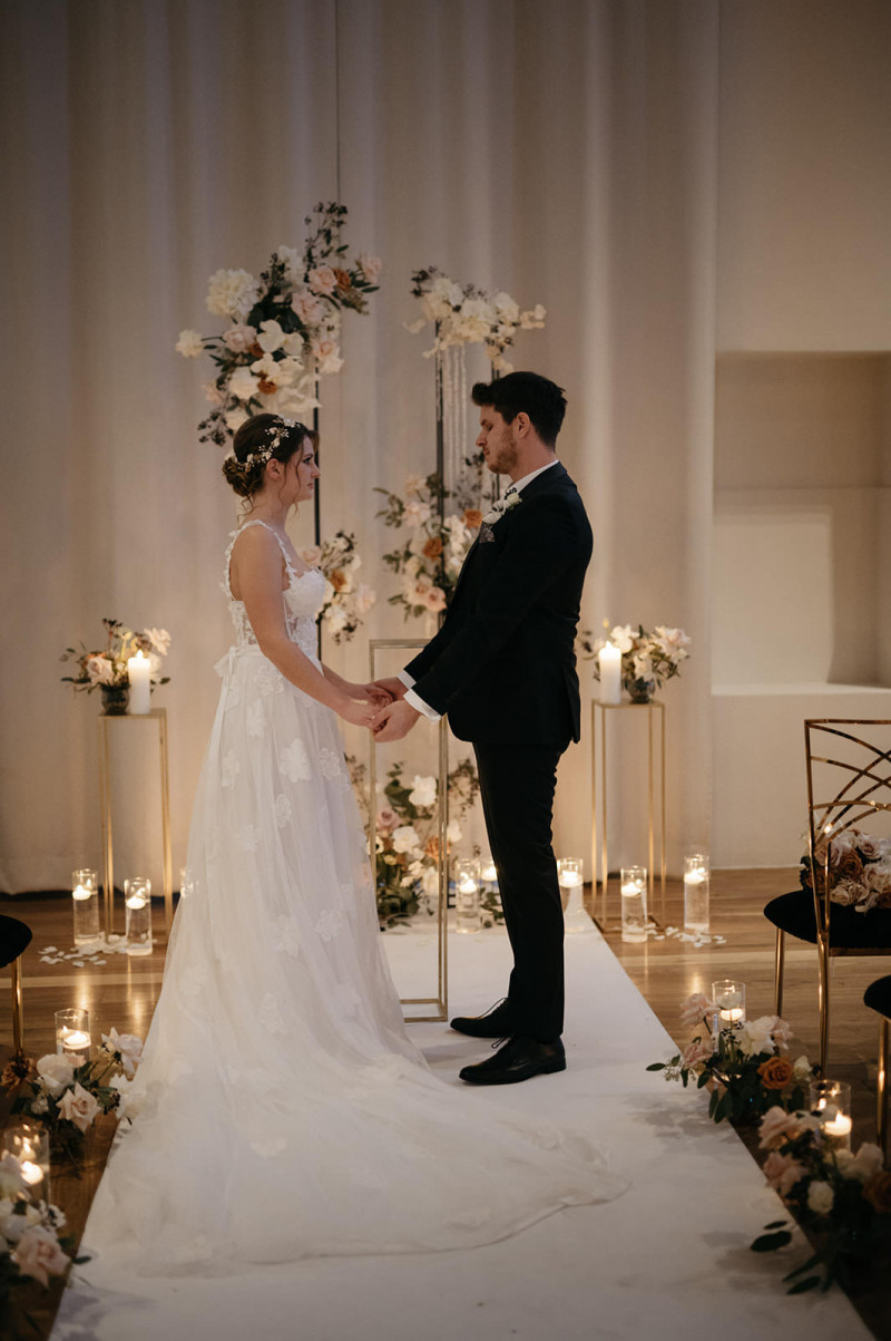 Eine modern-glamouröse Hochzeit im Schloss Hohenkammer in der Trendfarbe Puder